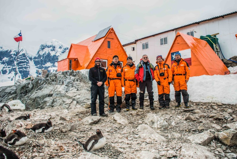 Los integrantes de la Tercera Expedición Antártica Conjunta Sino-Chilena, y Dr. José Retamales, director del INACH, junto al jefe de base Yelcho, Dr. César Cárdenas.