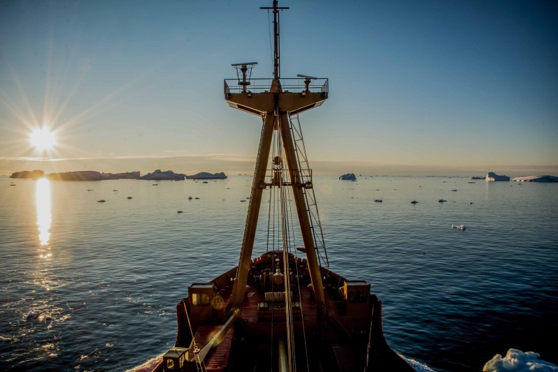 Proa del rompehielos Viel, de la Armada de Chile, surcando las aguas de bahía Margarita, en el círculo polar antártico.