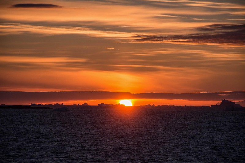 Sol de medianoche en bahía Margarita, más allá del círculo polar antártico.